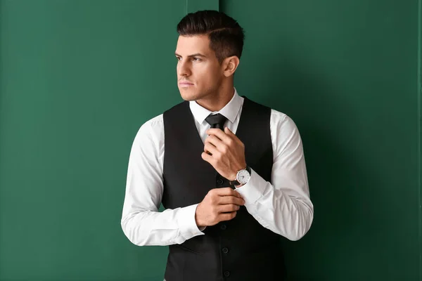 Gentleman Stilvoller Kleidung Schaut Beiseite Und Stellt Ärmel Auf Farbigem — Stockfoto