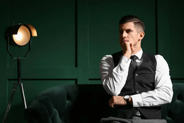 Pensif Gentleman Mode Assis Dans Canapé Près Mur Sombre — Photo