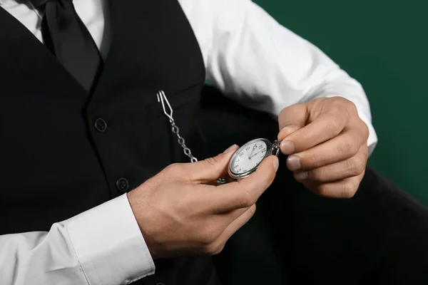 Modny Dżentelmen Sprawdzający Swój Zabytkowy Zegarek Tle Koloru Zbliżenie — Zdjęcie stockowe
