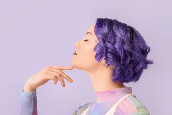 Hermosa Mujer Joven Con Pelo Violeta Sobre Fondo Color Muy — Foto de Stock