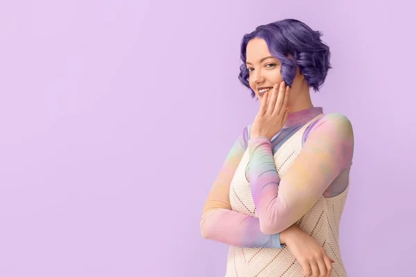Schöne Junge Frau Mit Violetten Haaren Auf Farbigem Hintergrund Very — Stockfoto