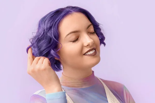 Красивая Молодая Женщина Фиолетовыми Волосами Цветном Фоне Пери Цвет Года — стоковое фото