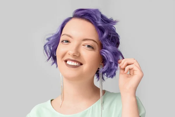 美丽的年轻女子 紫色的头发 浅色背景 非常漂亮 2022年的色彩 — 图库照片