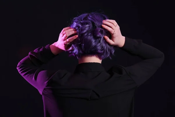 Mulher Bonita Com Cabelo Violeta Fundo Preto Visão Traseira Muito — Fotografia de Stock