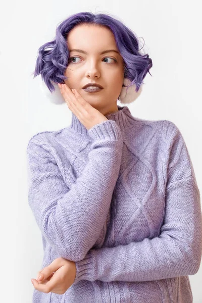 Belle Jeune Femme Aux Cheveux Violets Aux Écouteurs Moelleux Sur — Photo