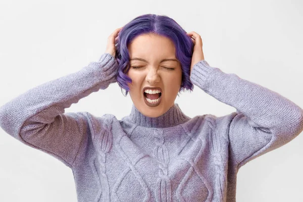 Gestresste Junge Frau Mit Violetten Haaren Auf Weißem Hintergrund Very — Stockfoto