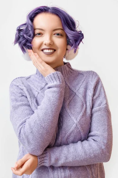 Hermosa Mujer Joven Con Pelo Violeta Auriculares Esponjosos Sobre Fondo — Foto de Stock