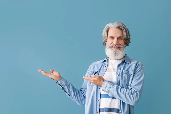 Senior Man Showing Something Grey Background — Stock Photo, Image