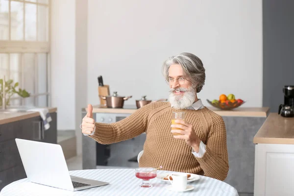 Senior Man Glass Juice Video Chatting Table Kitchen — Stock Photo, Image