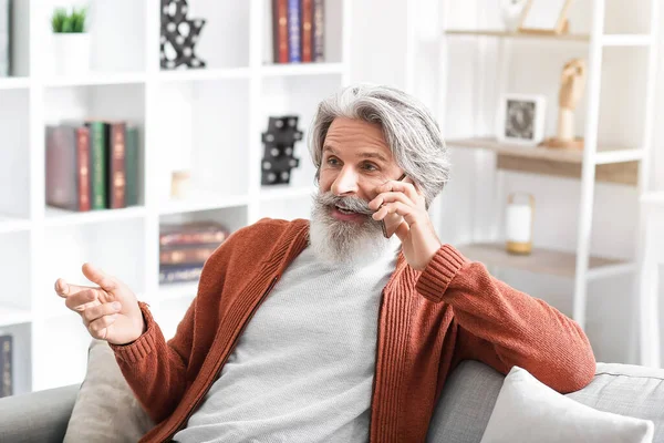 Senior Man Praat Met Mobiele Telefoon Bank Thuis — Stockfoto