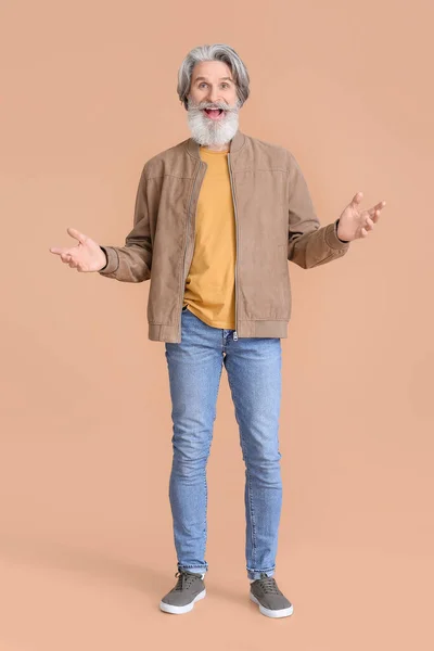Удивленный Пожилой Человек Стильной Куртке Бежевом Фоне — стоковое фото