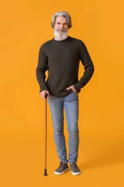 Uomo Anziano Maglione Con Bastone Passeggio Sfondo Giallo — Foto Stock