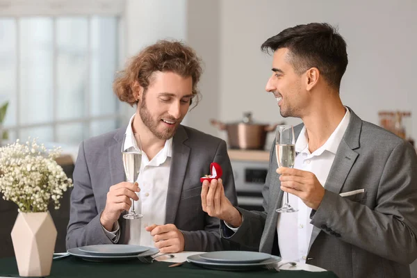 Junge Schwule Heiratsantrag Seinen Freund Bei Einem Romantischen Date — Stockfoto