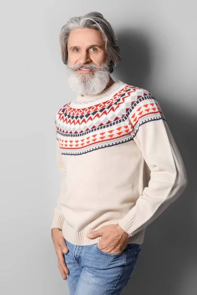 Bello Uomo Anziano Maglia Maglione Sfondo Grigio — Foto Stock