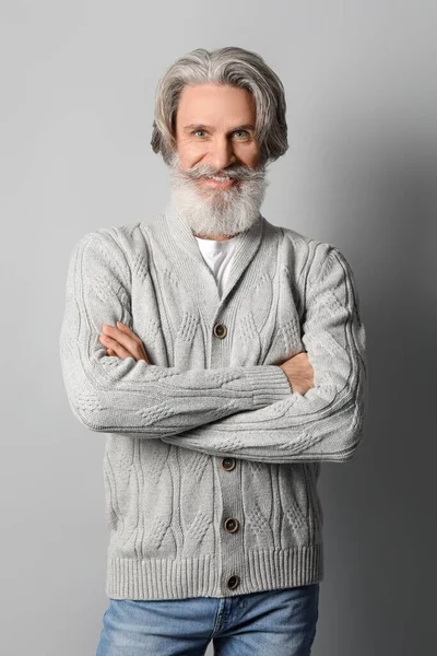 穿着灰色背景针织毛衣的英俊老人 — 图库照片