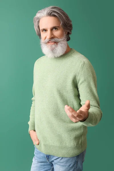 穿着绿色背景针织毛衣的英俊老人 — 图库照片