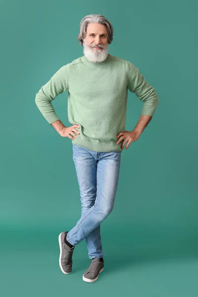 Stilig Senior Man Stickad Tröja Grön Bakgrund — Stockfoto