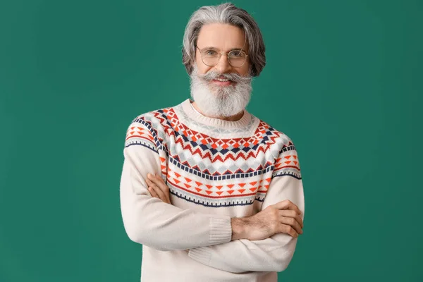 Bello Uomo Anziano Maglia Maglione Sfondo Verde — Foto Stock