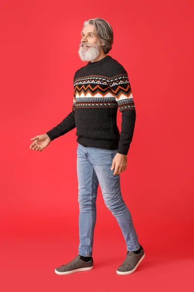 Schöner Älterer Herr Strickpullover Auf Rotem Hintergrund — Stockfoto