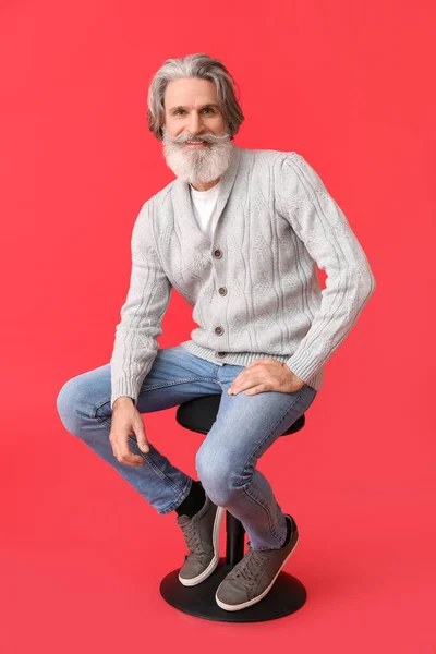 Bello Uomo Anziano Maglia Maglione Seduto Sulla Sedia Sullo Sfondo — Foto Stock