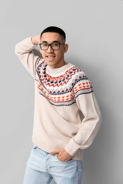 Hezký Mladý Asijský Muž Pleteném Svetru Šedém Pozadí — Stock fotografie