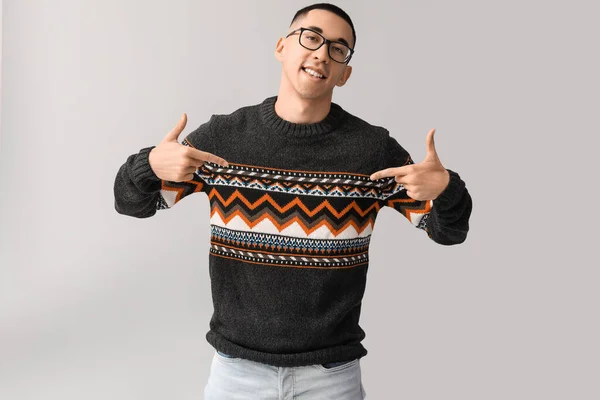 배경에 스웨터를 아시아 — 스톡 사진