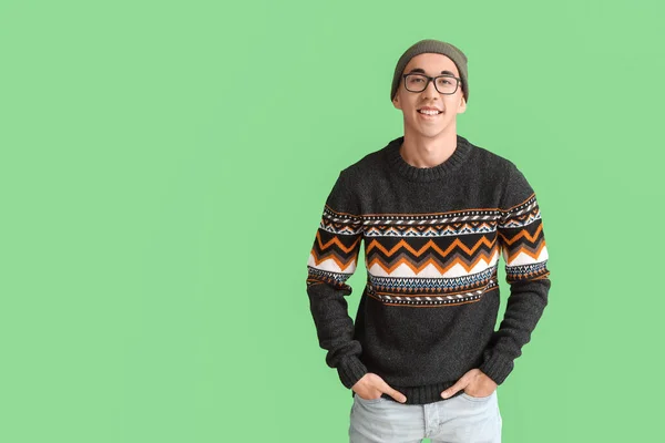 Schöner Junger Asiatischer Mann Strickpullover Auf Grünem Hintergrund — Stockfoto