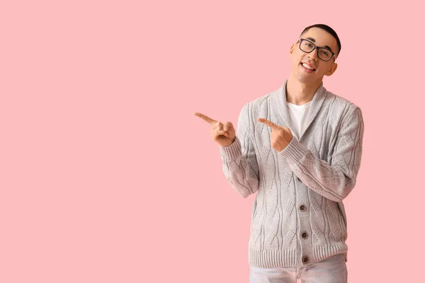 Bonito Jovem Asiático Camisola Malha Apontando Para Algo Fundo Rosa — Fotografia de Stock