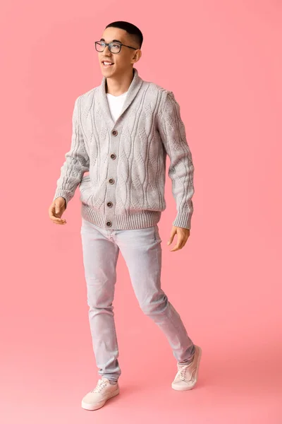 Beau Jeune Homme Asiatique Pull Tricoté Sur Fond Rose — Photo