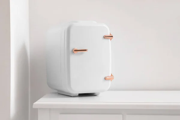 Pequeno Refrigerador Cosmético Mesa Vestir Perto Parede Leve — Fotografia de Stock