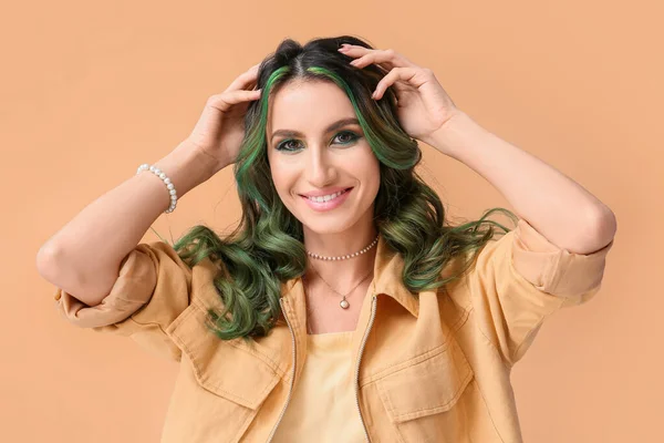 Piękna Młoda Kobieta Nietypowymi Zielonymi Włosami Tle Koloru — Zdjęcie stockowe