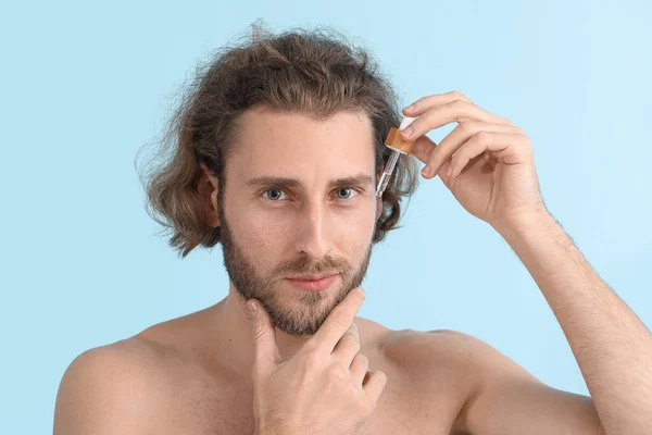 Young Man Serum Skin Care Color Background — Stock Photo, Image