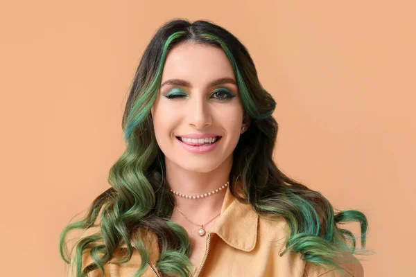 Красивая Молодая Женщина Необычными Зелеными Волосами Цветном Фоне — стоковое фото