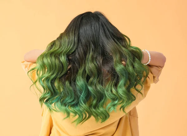 Schöne Junge Frau Mit Ungewöhnlichen Grünen Haaren Auf Farbigem Hintergrund — Stockfoto