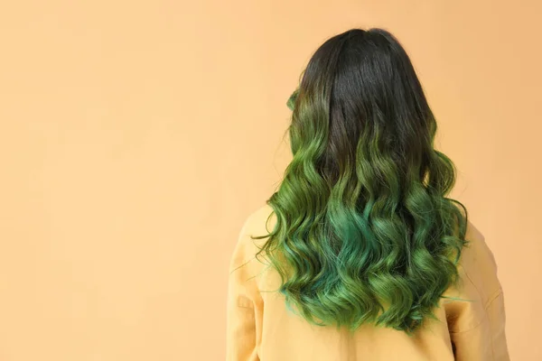 Hermosa Mujer Joven Con Pelo Verde Inusual Fondo Color — Foto de Stock