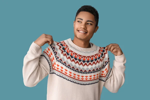 Guapo Chico Afroamericano Suéter Punto Sobre Fondo Color —  Fotos de Stock
