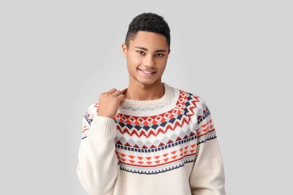 Przystojny Afroamerykanin Swetrze Drutach Jasnym Tle — Zdjęcie stockowe