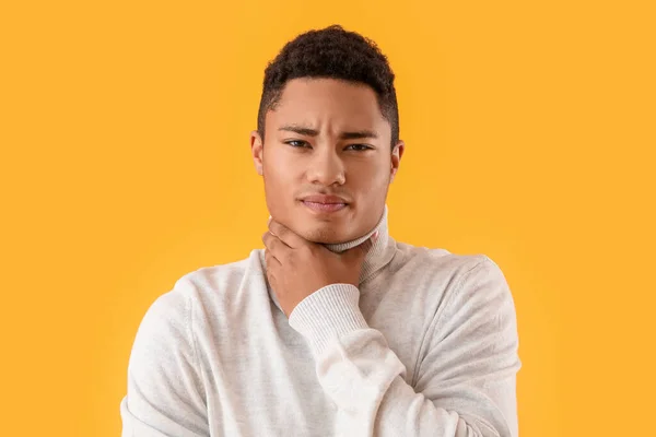 Ill African American Guy Sore Throat Color Background — Stock Photo, Image