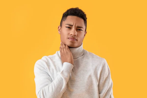 Ill African American Guy Sore Throat Color Background — Stock Photo, Image