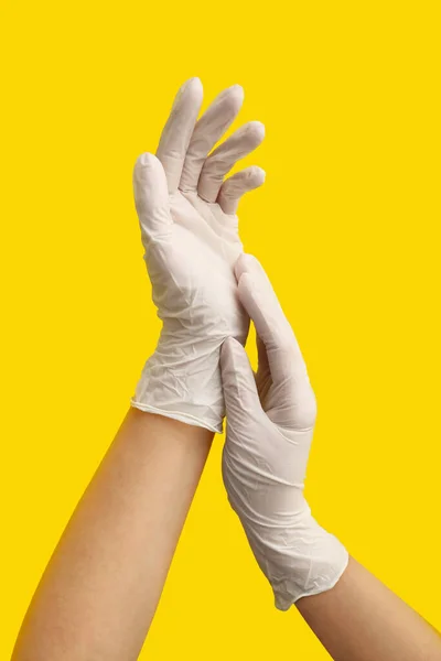 黄色の背景に白い医療手袋の女性 — ストック写真