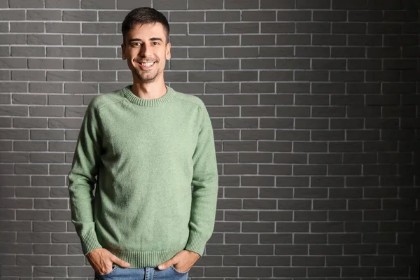 Hombre Joven Guapo Suéter Punto Cerca Pared Ladrillo Gris — Foto de Stock