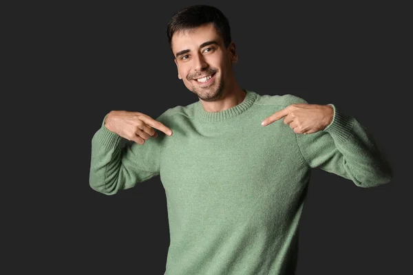 Schöner Junger Mann Strickpullover Vor Dunklem Hintergrund — Stockfoto