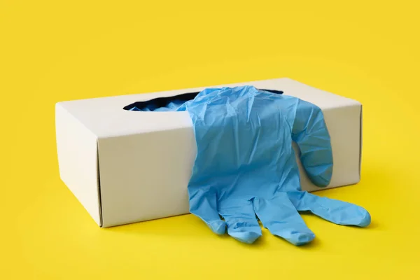 Caja Papel Con Guantes Médicos Azules Sobre Fondo Amarillo — Foto de Stock