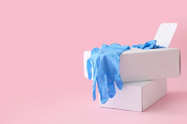 Papieren Dozen Met Medische Handschoenen Roze Achtergrond — Stockfoto