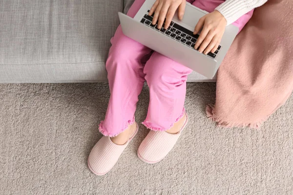 Jonge Vrouw Zachte Comfortabele Slippers Met Behulp Van Laptop Tijdens — Stockfoto