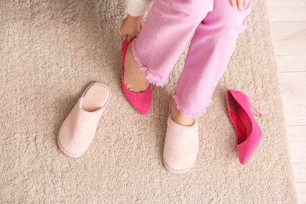 Mujer Joven Quitándose Los Tacones Altos Poniéndose Zapatillas Suaves Casa —  Fotos de Stock