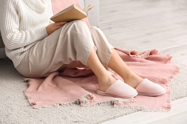 Mujer Joven Zapatillas Suaves Cómodas Libro Lectura Casa — Foto de Stock