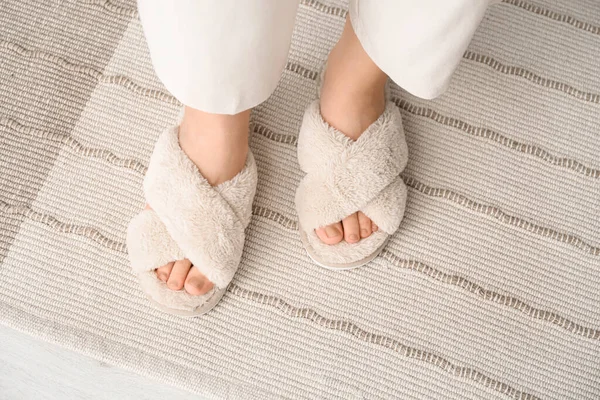 Jonge Vrouw Zachte Comfortabele Slippers Thuis — Stockfoto