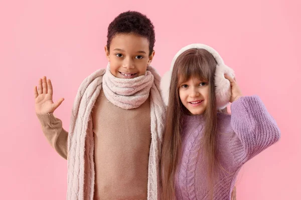Leuke Kleine Kinderen Winter Truien Kleur Achtergrond — Stockfoto