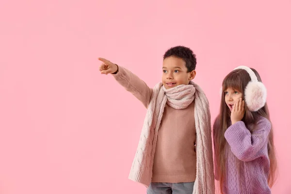 Crianças Pequenas Bonitos Camisolas Inverno Olhando Para Fundo Cor — Fotografia de Stock